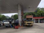 kendaraan-sedang-mengisi-solar-di-spbu.jpg