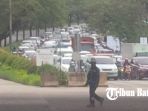 kepadatan-arus-lalu-lintas-di-simpang-jam_20171107_081335.jpg