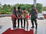 kepala-cabang-astra-group-batam-kamil-hasan-memotong-pita-tanda-soft-opening-showroom-daihatsu-batam.jpg