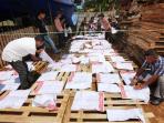 kertas-suara-yang-basah-di-tps-29-kelurahan-teluk-tering.jpg