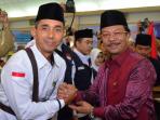 ketua-dprd-provinsi-kepri-jumaga-nadeak-menyalami-calon-jamaah-haji-di-asramah-haji-batam-center_20160809_105248.jpg