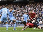 kevin-de-bruyne-kedua-dari-kiri-lepaskan-tendangan-ke-gawang-manchester-united.jpg
