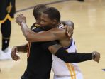 kevin-durant-berpelukan-dengan-lebron-james_20170614_103310.jpg