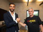 kiper-asal-portugal-rui-patricio-bersalaman-dengan-jose-mourinho.jpg