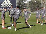 kiper-real-madrid-thibaut-courtois-latihan-bersama-pemain-madrid-lainnya.jpg