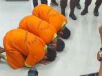 kompak-sujud-di-hadapan-kapolda-riau-3-pelaku-teror-pelemparan-kepala-anjing-minta-maaf.jpg