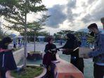 komuna-brbagi-takjil-di-pantai-piwang.jpg