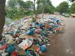 kondisi-sampah-yang-berserakan-dan-menimbulkan-aroma-kurang-sedap-dikeluhakn-warga-di-dapur-12_20160228_152141.jpg