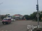 lampu-pengatur-jalan-di-simpang-engku-putri-tidak-berfungsi_20171106_091709.jpg