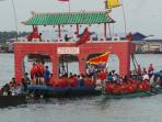 lomba-perahu-naga-dan-sembahyang-laut_20150620_192324.jpg