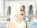 luna-maya-berjilbab.jpg