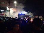 massa-tolak-dibubarkan-dan-lawan-petugas-polisi-dengan-lemparan-batu.jpg