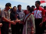 megawati-disambut-oleh-pejabat-dan-tokoh-masyarakat-kepri_20151129_124144.jpg