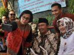 menkeu-sri-mulyani-berselfie-dengan-junaidi.jpg