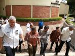 menko-perekonomian-darmin-nasution-batik-coklat-tengah-berbincang-degan-kepala-bp-batam-hatanto_20161115_112321.jpg