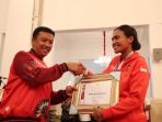 menpora-imam-nahrawi-memberikan-bonus-kepada-atlet_20180904_141227.jpg