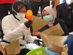 mensos-tri-rismaharini-membungkus-nasi-di-balai-desa-wonoasri.jpg