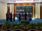 menyerahkan-secara-simbolik-bantuan-psbi-kepada-perwakilan-pondok-pesantren.jpg