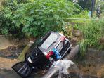 minibus-terjun-ke-parit.jpg