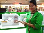 mirna-menunjukkan-mesin-jahit-singer-curvy_20180726_152027.jpg