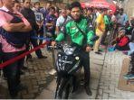 mitra-gojek-terima-hadiah.jpg