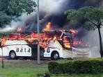 mobil-bus-pariwisata-terbakar-dijalan-jendral-sudirman_20161018_153940.jpg