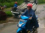 mobil-terbalik-di-simpang-gesek_20161213_161322.jpg