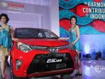 model-memamerkan-mobil-murah-toyota-cayla_20170507_145151.jpg