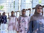 model-memperagakan-busana-dalam-annual-show-bertema-menyapa-senja.jpg