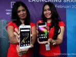 model-memperlihatkan-smartphone-sharp-r1s.jpg