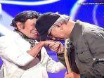 momen-saat-iwan-fals-mencium-tangan-rhoma-irama.jpg