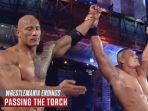 momen-saat-the-rock-kiri-dan-john-cena-kanan.jpg