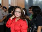 neneng-salah-seorang-pengunjung-sidang-jessica_20161027_113329.jpg