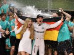 nico-rosberg-dan-istrinya_20161128_132238.jpg