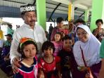 nurdin-berfoto-bersama-pemudik_20150712_230634.jpg