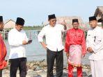 nurdin-saat-melakukan-peninjauan-ke-desa-sanglar.jpg