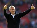 ole-gunnar-solskjaer-mengacungkan-jempol-kepada-fans-manchester-united.jpg