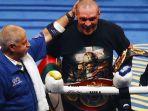 oleksandr-usyk-menyandang-sabuk-juara-setelah-mengalahkan-juara.jpg