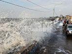 ombak-tinggi-atau-gelombang-tinggi-sebabkan-banjir-rob-di-pekalongan.jpg