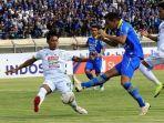 omid-nazari-dalam-laga-persib-bandung-vs-arema-fc.jpg