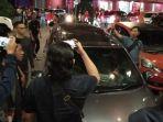 orang-jatuh-tindih-mobil.jpg