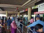 para-penumpang-sedang-antre-untuk-memasuki-pintu-keberangkatan-bandara-udara-hang-nadim.jpg