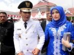 pasha-ungu-dengan-seragam-wakil-walikotanya-saat-berjalan-bersama-adelia2_20160218_101606.jpg