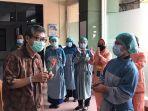 pasien-sembuh-covid-19-diberi-bunga-oleh-tim-medis-rsbp-batam.jpg
