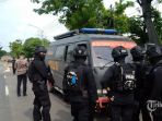 pasukan-brimob-mengamankan-lokasi-perburuan-teroris-di-siwalan_20170409_130125.jpg