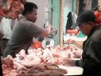 pedagang-daging-segar-di-pasar-barek-motor-kijang_20150715_162009.jpg