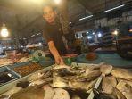 pedagang-menjual-ikan-dingkis-di-pasar-jodoh-batam.jpg