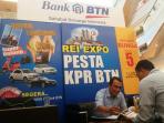 pegawai-btn-kantor-cabang-batam-saat-melayani-calon-nasabahnya-di-rei-expo-batam_20160317_105909.jpg