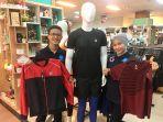 pegawai-saat-menunjukkan-salah-satu-koleksi-t-shirt.jpg