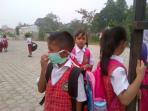 pelajar-sd-yang-dipulangkan-akibat-tebalnya-kabut-asap_20150929_123917.jpg